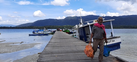MENUMPANG KAPAL BARANG: Salah seorang warga yang memanfaatkan kapal barang untuk berpergian ke Pulau Sulawesi, khususnya Kota Palu, Sulawesi Utara.