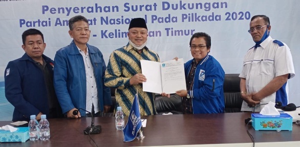 REKOMENDASI: Bakal calon wakil bupati Gamalis saat menerima rekomendasi dari Dewan Pimpinan Wilayah (DPW) PAN Kaltim untuk maju pada Pilkada Berau mendampingi Muharram.