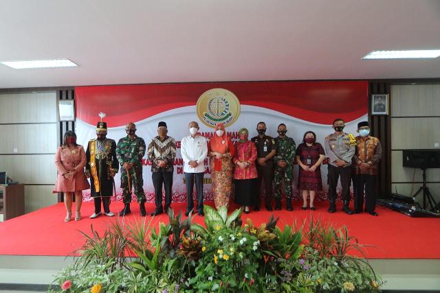 SILATURAHMI: Wabup Berau Agus Tantomo bersama Kajati Kaltim, Dede Riki Hayatul Firman serta jajaran Forkompinda foto bersama usai ramah tamah di Kejari Berau, kemarin (3/9).