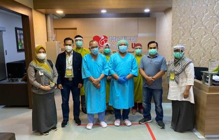 PEMERIKSAAN KESEHATAN: Pasangan bakal calon bupati dan wakil bupati Berau Muharram - Gamalis saat akan menjalani pemeriksaan kesehatan fisik di Rumah Sakit Umum Daerah (RSUD) Kanujoso Djatiwibowo, Balikpapan, kemarin.