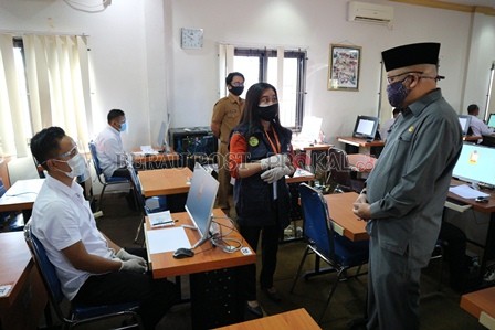 PASTIKAN BERJALAN LANCAR: Wakil Bupati Berau Agus Tantomo meninjau pelaksanaan tes SKB penerimaan CPNS Formasi 2019, kemarin.
