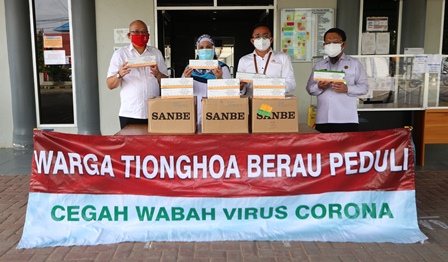 SERAHKAN BANTUAN: Penyerahan bantuan vitamin oleh Wakil Bupati Berau Agus Tantomo yang mewakili Warga Tionghoa Berau Peduli ke RSUD dr Abdul Rivai Tanjung Redeb, kemarin (16/9).