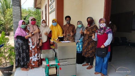 LEBIH MUDAH: Dengan mesin suritech, kini masyarakat di poklahsar Kampung Talisayan dan Suaran akan lebih mudah mengolah ikan menjadi berbagai olahan.