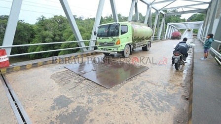 BUTUH PERBAIKAN: Perbaikan Jembatan Kelay hingga saat ini belum dilakukan BPJN XII Balikpapan. Hal ini terlihat dari lapisan aspal jembatan yang masih ditutupi dengan plat baja.