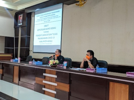 SATUAN TUGAS: Asisten I Setkab Berau Datu Kesuma bersama Kepala BPBD Berau Thamrin, memimpin rapat pembentukan Satgas Penanganan Covid-19 Kabupaten Berau kemarin.