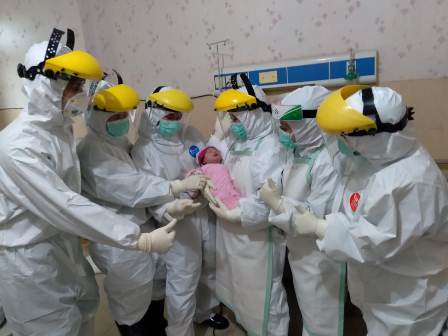KABAR BAHAGIA: Seorang pasien terkonfirmasi Covid-19 yang dirawat di RSUD dr Abdul Rivai, melahirkan seorang bayi berjenis kelamin perempuan.