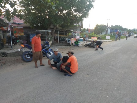 EVAKUASI: Warga sekitar saat mengevakuasi korban kecelakaan.
