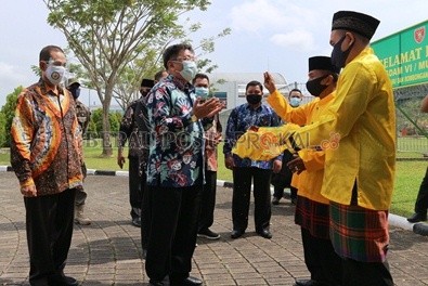 TRADISI SELAMAT DATANG: Pjs Bupati Berau M Ramadhan langsung disambut tradisi tepung tawar setibanya di Bandara Kalimarau kemarin (27/9).