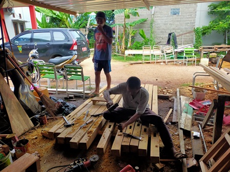 GOTONG ROYONG: Sejumlah masyarakat gotong-royong membenahi Jalan ST Aminuddin menjadi daerah tujuan wisata.