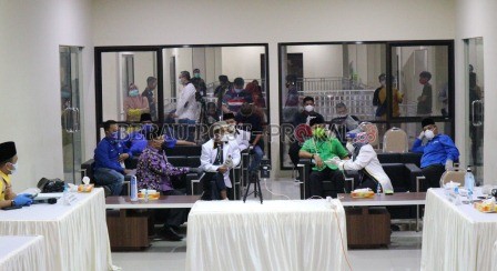 MENDAFTAR: Bakal pasangan calon bupati dan wakil bupati Berau Sri Juniarsih – Gamalis mendaftar ke KPU Berau, malam tadi. Berkas pendaftaran pun dinyatakan lengkap dan diterima KPU.