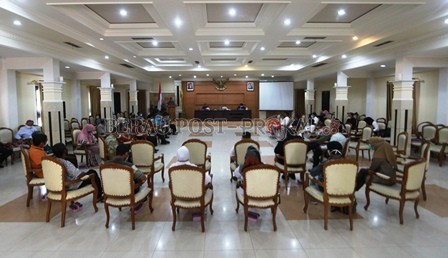 DENGAR PENDAPAT: Pansus Raperda RZWP3K DPRD Kaltim mendengarkan aspirasi Pemkab Berau untuk penyempurnaan Raperda RZWP3K Kaltim.