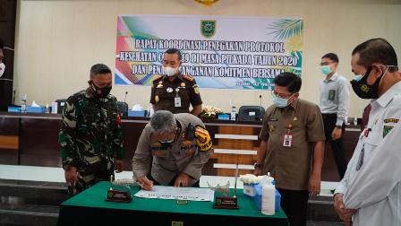 KOMITMEN BERSAMA: Pjs Bupati Berau M Ramadhan, memimpin rapat koordinasi penegakan Protokol Kesehatan Covid-19 di masa Pilkada 2020.