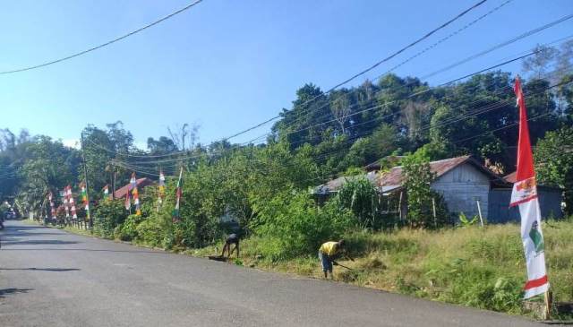 RUTIN DI AKHIR PEKAN: Beberapa warga membersihkan drainase Jalan Kampung Baru, Teluk Bayur, kemarin (17/10).