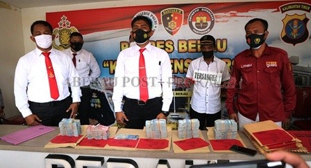 PELIMPAHAN: Satreskrim Polres Berau merilis tersangka kasus Tipikor dugaan pemerasan pembebasan lahan oleh oknum camat dan kepala kampung di Kecamatan Segah, sebelum diserahkan ke Kejaksaan Negeri Berau, kemarin (19/10).