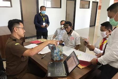 PEMERIKSAAN: Tersangka Eben Ezer Hutabarat dan Turmin, saat dilimpahkan ke Kejaksaan Negeri Berau didampingi penasihat hukumnya, kemarin (19/10).