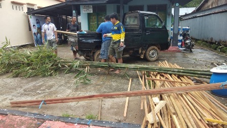 LOMBA KEBERSIHAN: Warga RT 4 Kelurahan Sambaliung saat melakukan persiapan jelang penilaian tim juri dari DLHK Berau. Sementara itu, tim juri telah melakukan penilaian di RT 1 Kelurahan Gayam, Kecamatan Tanjung Redeb, kemarin (22/10).