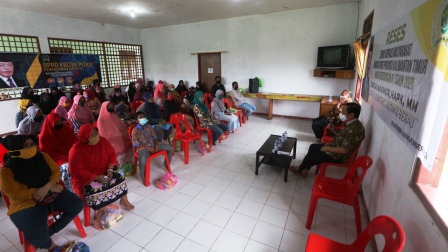 SERAP ASPIRASI: Ketua DPRD Kaltim, Makmur HAPK, melanjutkan resesnya di Pondok Al-Masyiah, Kelurahan Rinding, kemarin.