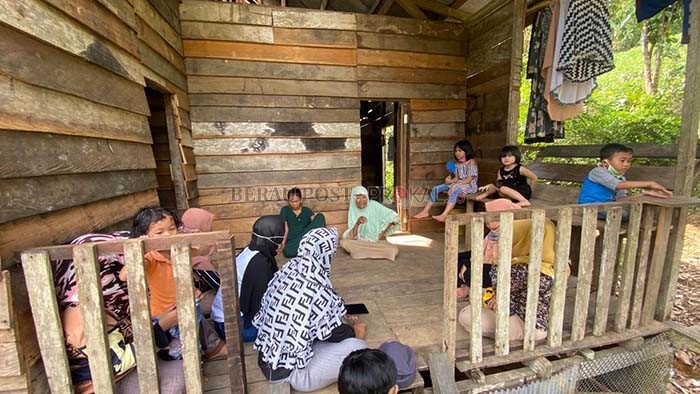 ULURAN TANGAN: Salah satu masyarakat saat berkunjung di kediaman Ramlah untuk memberikan bantuan.