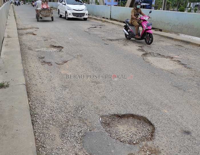 BERLUBANG LAGI: Belum genap satu bulan, aspal Jembatan Sambaliung berlubang lagi.