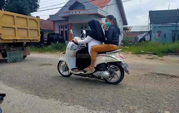 BERLUBANG LAGI: Sejumlah lubang di Jalan Kelay yang sempat ditambal sekitar dua bulan lalu kini muncul kembali.