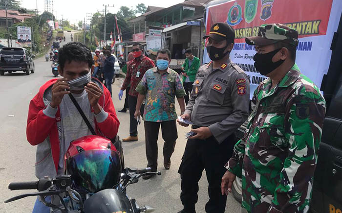 CEGAH PENULARAN: Melaksanakan operasi untuk memastikan masyarakat mematuhi protokol kesehatan salah satu upaya yang juga dilakukan bekerja sama dengan unsur musyawarah pimpinan kecamatan, seperti yang dilaksanakan beberapa waktu lalu.