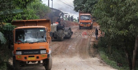 DITUTUP SEMENTARA: Tanjakan di Jalan SM Bayanuddin, Kecamatan Sambaliung, tepatnya di depan PLTD Sambaliung, dilakukan pengerukan sebelum dilanjutkan peningkatan aspal.