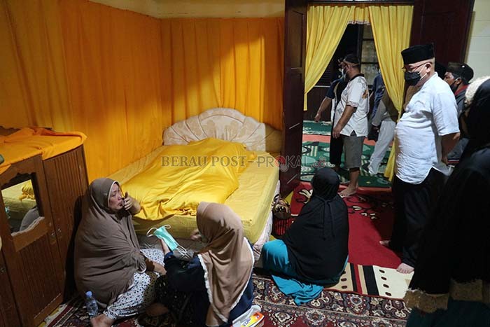 MANGKAT: Hj Aji Putri Nural Aini, putri kedua Sultan Ahmad Maulana Halifatullah dan Ratu Rabbah, wafat diusia 110 tahun, kemarin (10/11). Jenazah akan dimakamkan hari ini pukul 11.00 Wita di kompleks Keraton Gunung Tabur.
