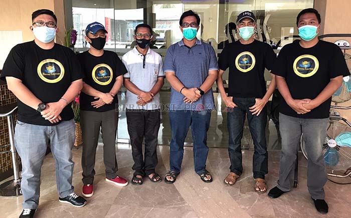 FOTO BERSAMA: Ketua Umum FKMB, Hasanul Haq Batubara, bersama tim Forum Berau Tourism.