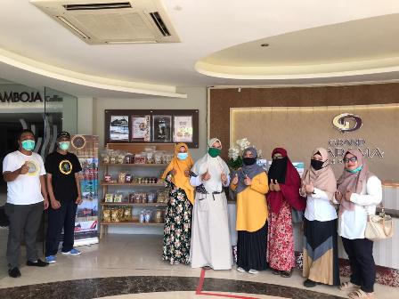 BANKITKAN UMKM: Forum Berau Tourism turut membantu bangkitkan ekonomi pelaku-pelaku UMKM melalui Berau Tourism UMKM Center.