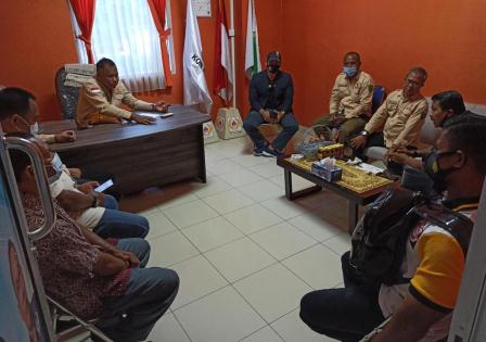 SERAH TERIMA: Ketua Harian Pabersi Kaltim, Hendra saat menyerahkan SK kepada Ketua KONI Berau Al Hamid melalui Wakil Ketua KONI Berau La Ode Ilyas, kemarin (19/11).