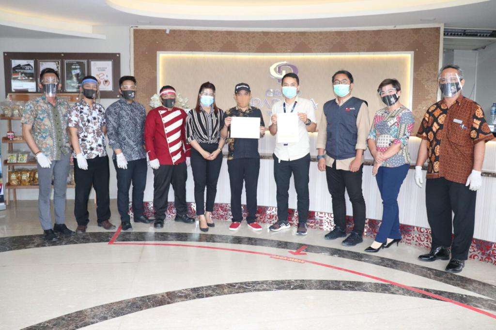 TERSETIFIKASI: Manajemen Grand Parama Hotel saat menerima secara langsung sertifikasi CHSE dari Kemenparekraf RI, kemarin.