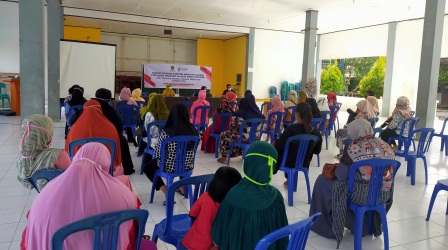 DIBERI PEMAHAMAN: Sejumlah UMKM di Kelurahan Sambaliung dilatih untuk menyajikan makanan yang higienis.