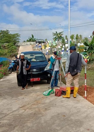 MELAKUKAN PENGECEKKAN: Petugas DLHK dan DPUPR Berau saat melakukan pengecekkan di Pemakaman Muslimin Sambaliung beberapa waktu lalu.