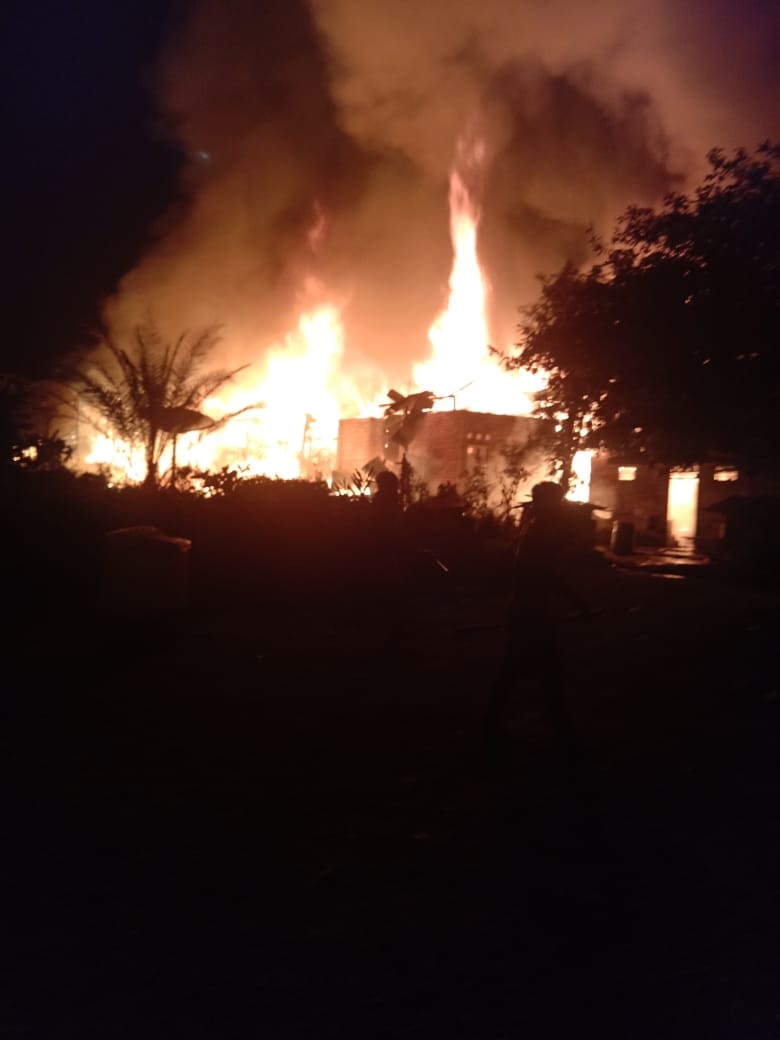 BERKOBAR: Kobaran api menghanguskan bangunan mes karyawan PT Buma di Kampung Suaran, Kecamatan Sambaliung, tadi malam (22/11).