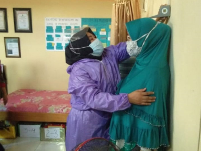 PERIKSA KESEHATAN: Petugas Posyandu Kenari saat memeriksa salah satu lansia yang ada di Kelurahan Gayam.