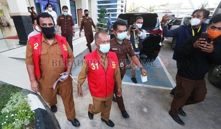 TERSANGKA: Dua tersangka yakni Sp dan AMS usai menjalani pemeriksaan di Kejaksaan Negeri  Berau, Selasa (24/11). Keduanya diketahui berstatus ASN aktif.