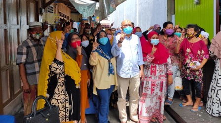 TETAP SEMANGAT: Meski kampanye dilaksanakan di gang sempit hingga di teras rumah warga, Agus Tantomo yang didampingi istrinya tetap semangat menggelar kampanye.