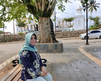 BERSANTAI: Calon Bupati Paslon Nomor 1 Hj.Seri Marawiah, santai di lapangan sepak bola Teluk Bayur dengan latar belakang masjid yang dibangunnya bersama keluarga. Salah satu bentuk persembahan dan tabungan akhirat.