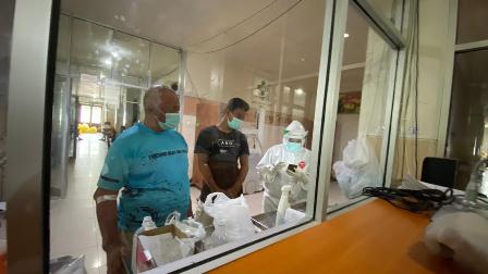 CEK WNA: Kepala Imigrasi Klas II Tanjung Redeb, Muhammad Setiawan, mengecek WNA asal Filipina yang menjalani isolasi, Senin (30/11).