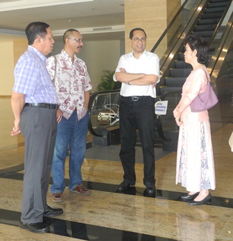 LAKUKAN PANINJAUAN: Makmur,HAPK saat masih menjabat sebagai Bupati Berau, meninjau RS Otak di Jakarta yang akan dijadikan contoh pembangunan RS di Berau.