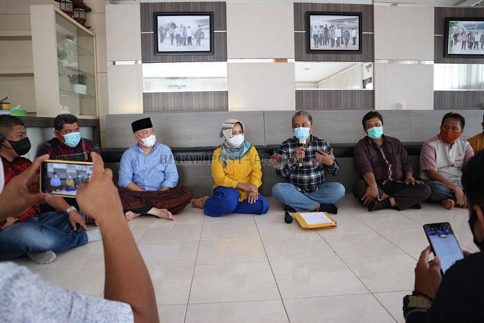 JUMPA PERS: Paslon nomor urut 1 Seri Marawiah-Agus Tantomo bersama tim melakukan jumpa pers terkait tuduhan politik uang dan pembubaran kegiatan tim paslon 1, kemarin (4/12)