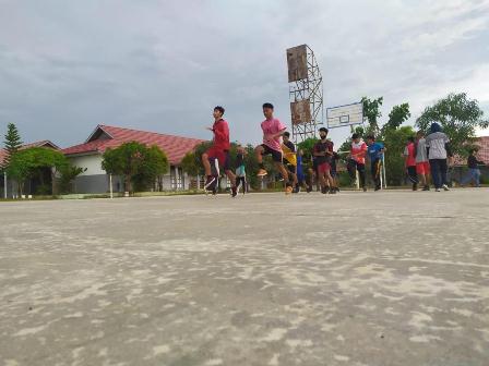 PERSIAPKAN ATLET: Atlet pencak silat giat menjalani latihan untuk persiapan Popda 2021.