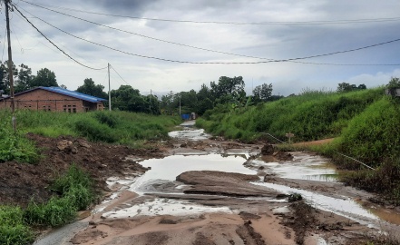 KUBANGAN LUMPUR: Meski sudah beraspal, namun Jalan Cut Nyak Dien masih sering tak mampu dilewati terlebih jika selesai diguyur hujan karena tertutup lumpur.
