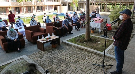 RUMAH SAKIT DARURAT: Plt Bupati Berau Agus Tantomo saat membuka kembali operasional RSD yang menggunakan gedung eks Hotel Cantika Swara kemarin (20/12).