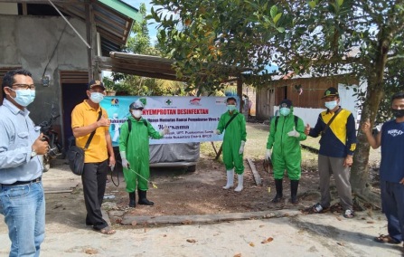 CEGAH PENULARAN COVID-19: Penyemprotan cairan disinfektan di Kampung Tumbit Dayak oleh aparat kampung setempat, dibantu UPT Puskesmas Sambaliung, melalui Program Sinergi CSR PT Pamapersada Nusantara Distrik Berau Mining Coal (BRCB), Kamis (24/12) lalu.