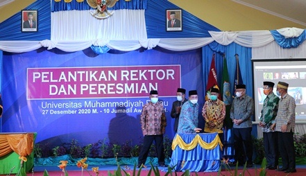 DIRESMIKAN: Peresmian Universitas Muhammadiyah Berau (UMB) ditandai dengan penekanan sirene dan pembukaan selubung papan nama oleh Wakil Gubernur Kaltim, didampingi Kepala Lembaga Layanan Pendidikan Tinggi Wilayah 11 Kalimantan, Plt Bupati Berau, Ketua Ba