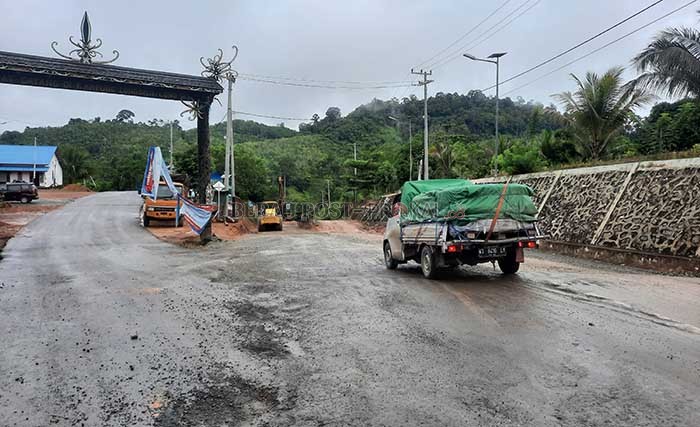 PROSES PENGERJAAN: Pemangkasan tanjakan di depan Kantor Camat Kelay oleh DPUPR Provinsi Kaltim.