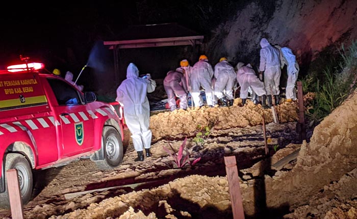 PEMAKAMAN: Petugas memakamkan jenazah Covid-19 di Pemakaman Covid-19, Jalan Bukit Ria, Tanjung Redeb, malam tadi.