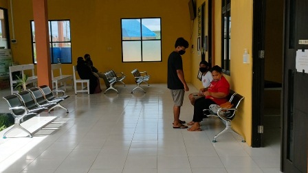 ANTREAN: Masyarakat Gunung Tabur saat mengantre mendapatkan pelayanan kesehatan di Puskesmas Gunung Tabur, kemarin (9/1).