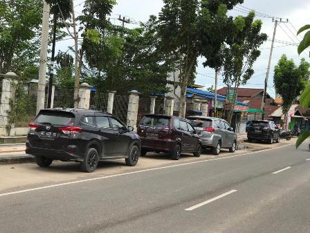 TAK BEROPERASI: Beberapa unit kendaraan jasa travel hanya terpakir di pinggir jalan. Seiring jumlah pengguna jasa ini menurun drastis di masa pandemi.